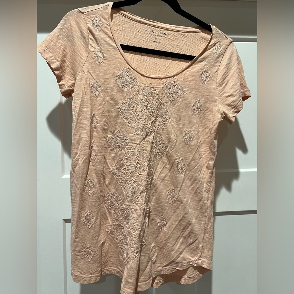 ✨2/$15✨ Lucky Brand Light Peach Embroidered Tee